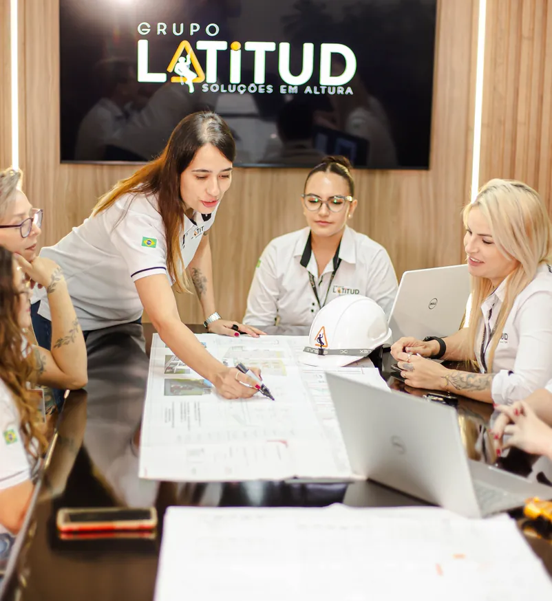 Equipe do Grupo Latitud em reunião de planejamento técnico analisando projetos de engenharia
