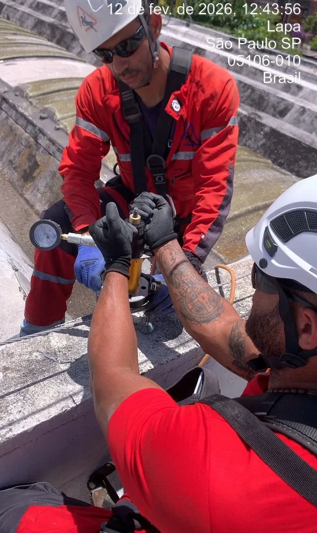 Equipe Latitud em trabalho em altura com equipamento de segurança