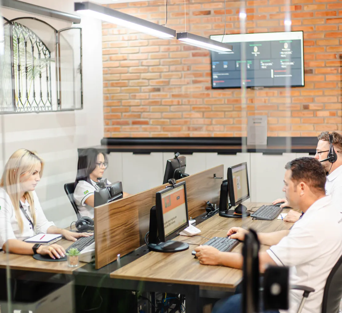 Equipe técnica e administrativa da Latitud no escritório